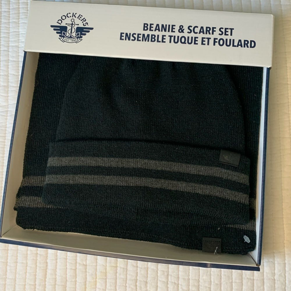 Dockers beanie and scarf. Black. NWT.